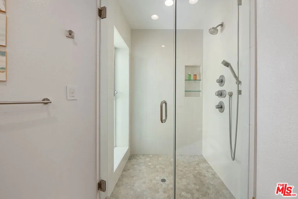 Santa Monica, California 90403, United States, 3 Bedrooms Bedrooms, ,3 BathroomsBathrooms,Residential,Active,251493