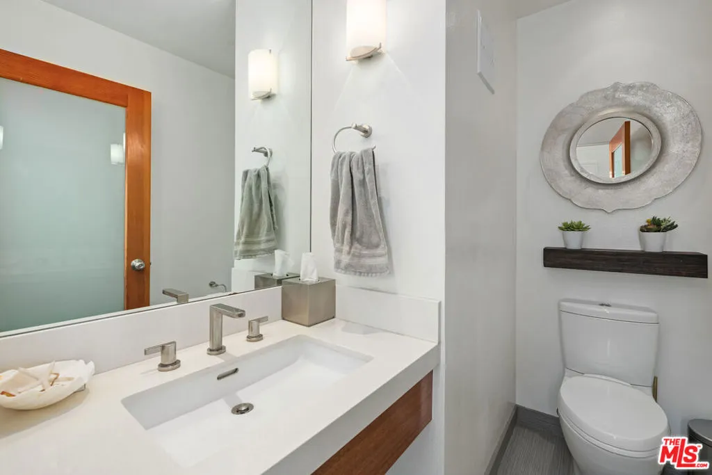 Santa Monica, California 90403, United States, 3 Bedrooms Bedrooms, ,3 BathroomsBathrooms,Residential,Active,251493