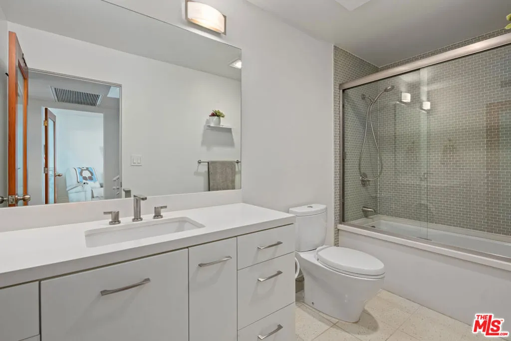 Santa Monica, California 90403, United States, 3 Bedrooms Bedrooms, ,3 BathroomsBathrooms,Residential,Active,251493