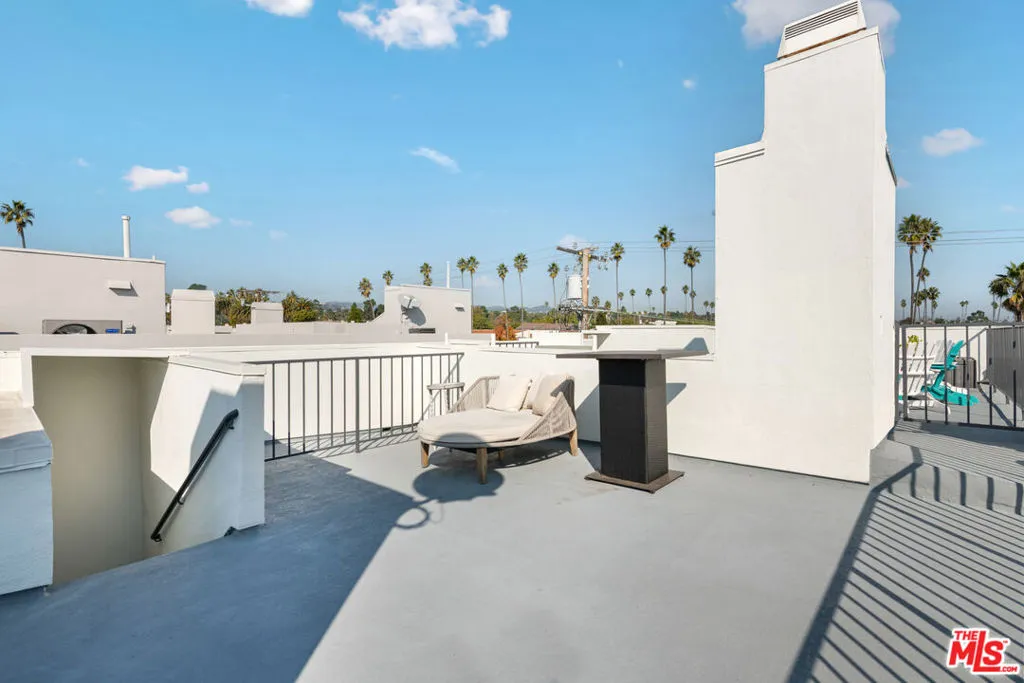 Santa Monica, California 90403, United States, 3 Bedrooms Bedrooms, ,3 BathroomsBathrooms,Residential,Active,251493