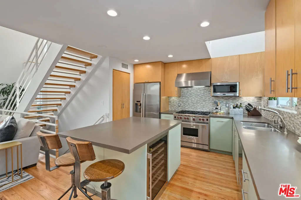 Santa Monica, California 90403, United States, 3 Bedrooms Bedrooms, ,3 BathroomsBathrooms,Residential,Active,251493