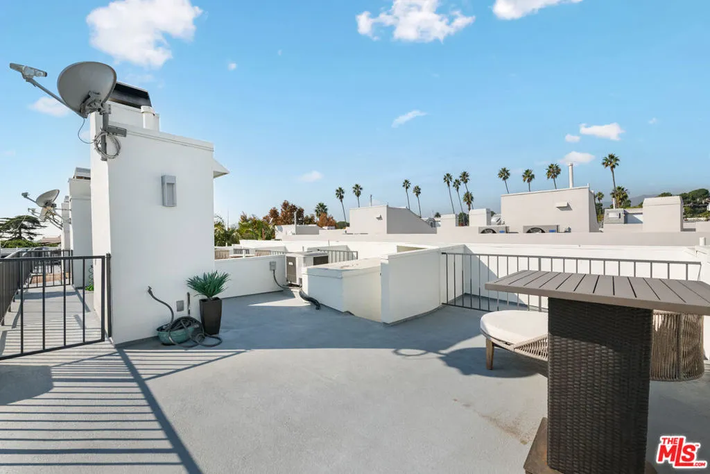 Santa Monica, California 90403, United States, 3 Bedrooms Bedrooms, ,3 BathroomsBathrooms,Residential,Active,251493