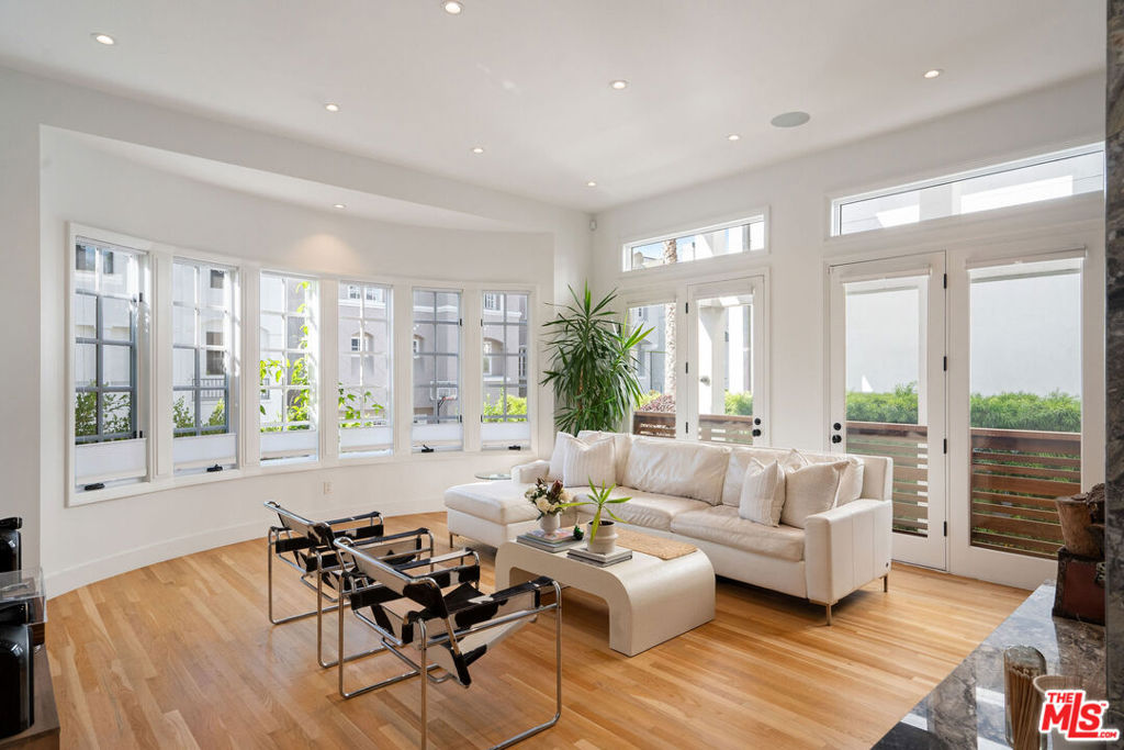 Properties 1 128 Roma Court