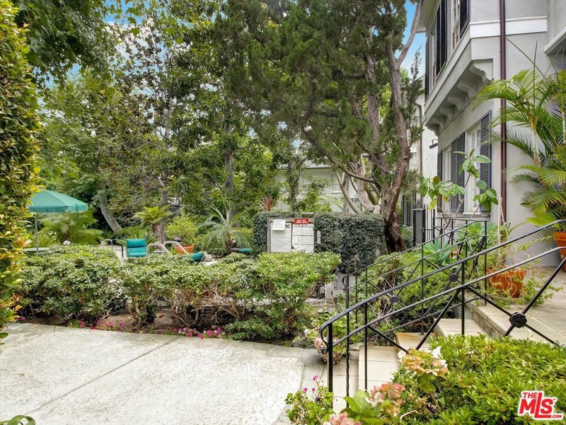 1327 N Hayworth Avenue