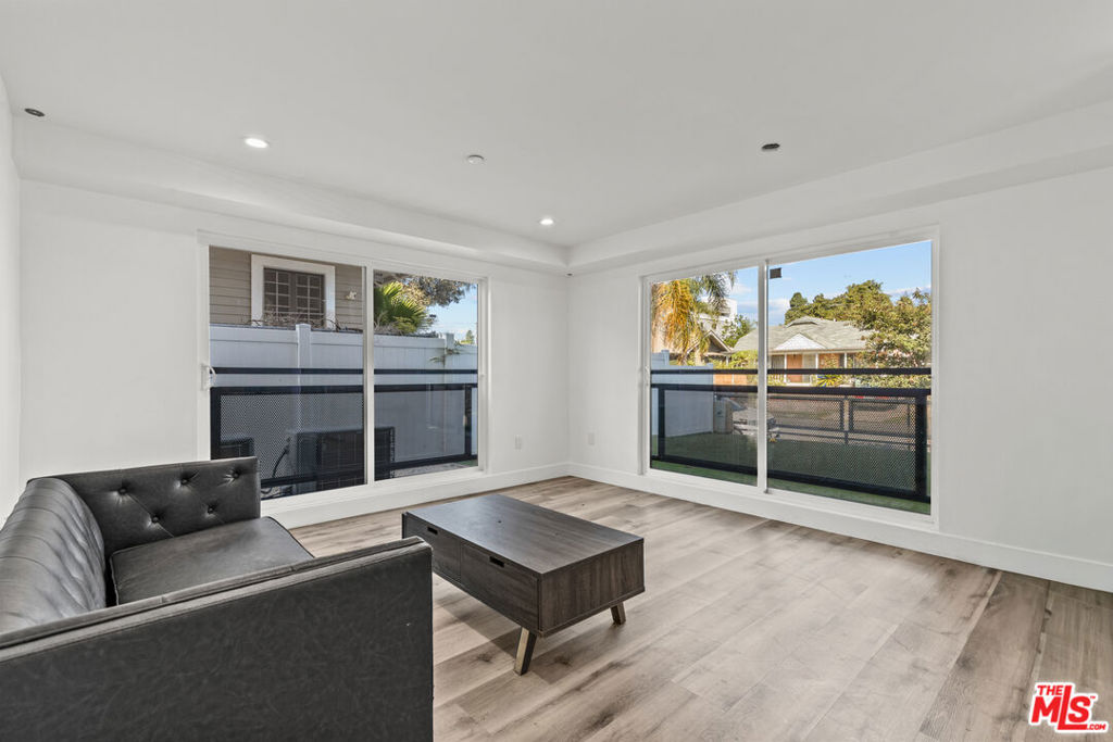 1110 -1112 W 40th Place