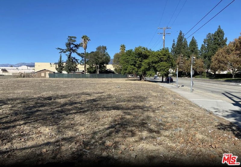 2445 N Towne Avenue