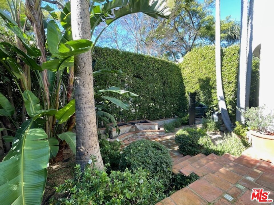 934 N Sweetzer Avenue