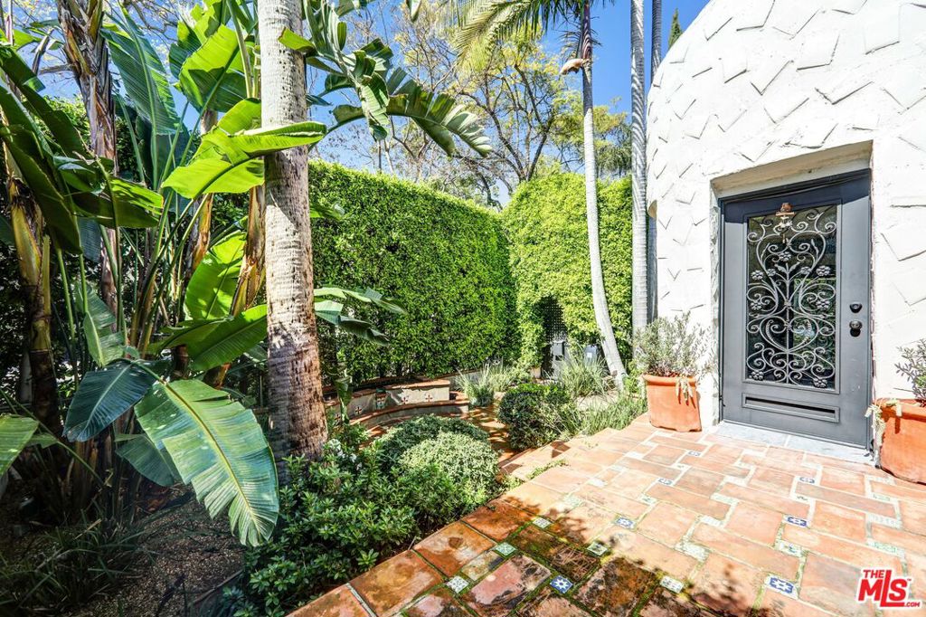 934 N Sweetzer Avenue