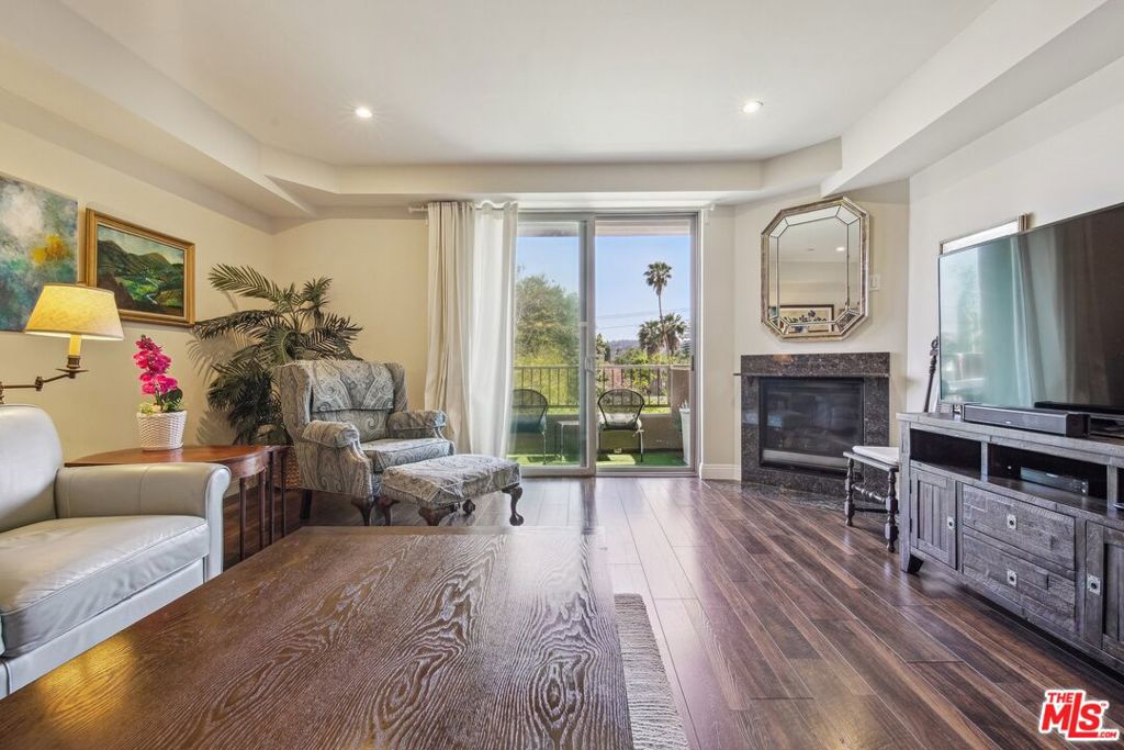11218 Camarillo Street 305