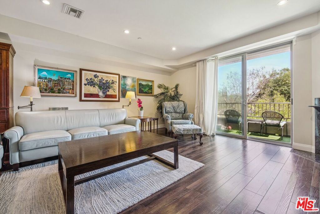 11218 Camarillo Street 305