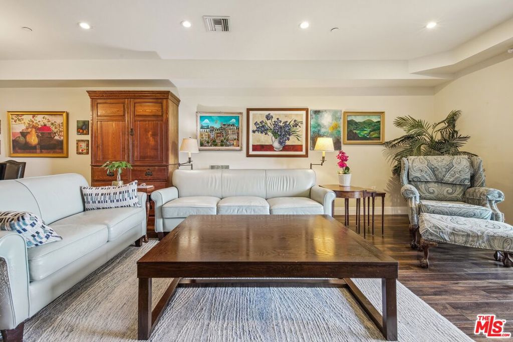 11218 Camarillo Street 305