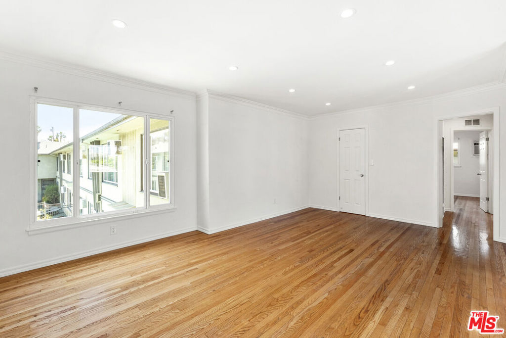 Properties 1 1235 N Harper Avenue 16