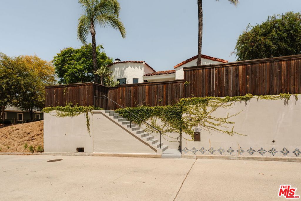 2709 Medlow Avenue