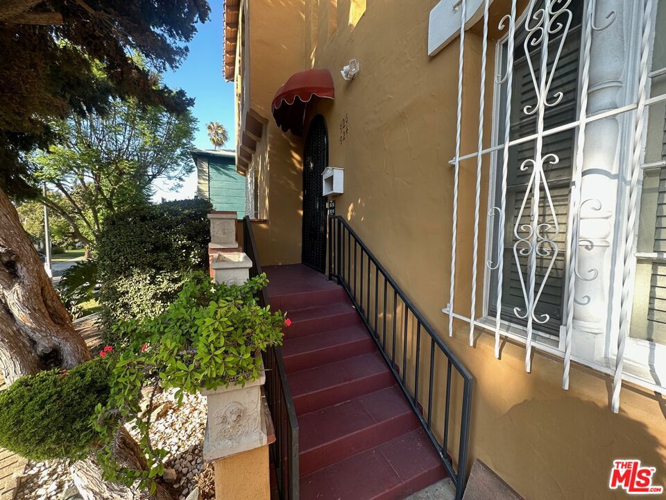 924 S Curson Avenue