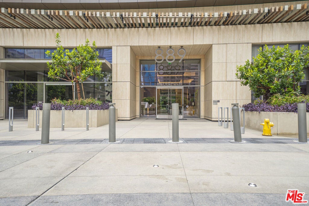 889 Francisco Street 2610