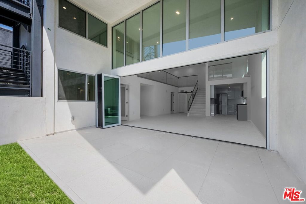 621 N Kings Road 2