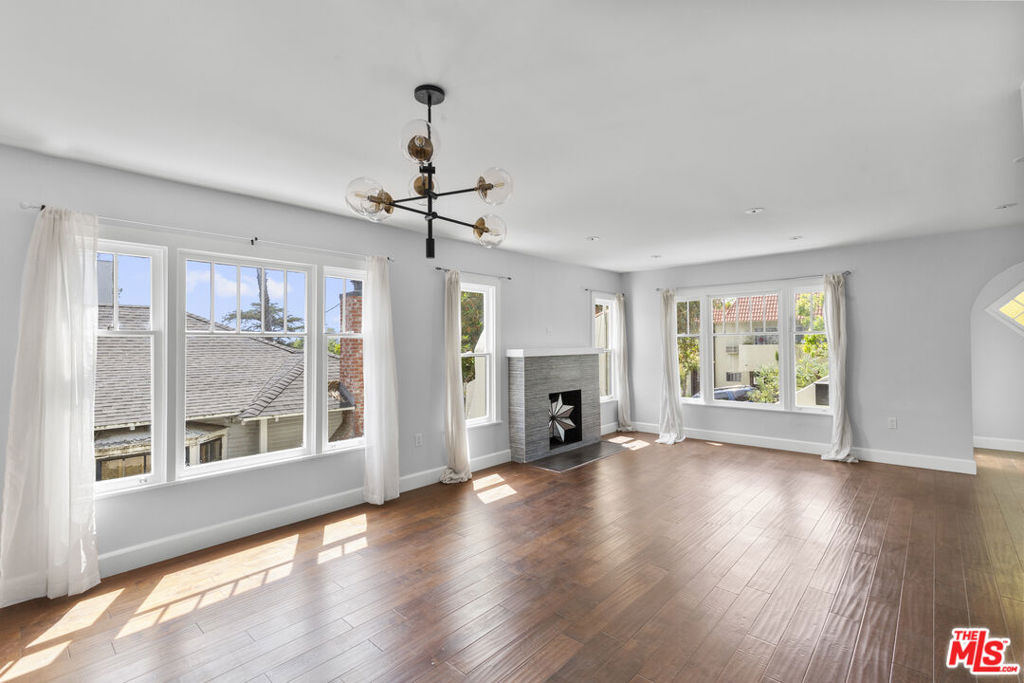964 Edgecliffe Drive