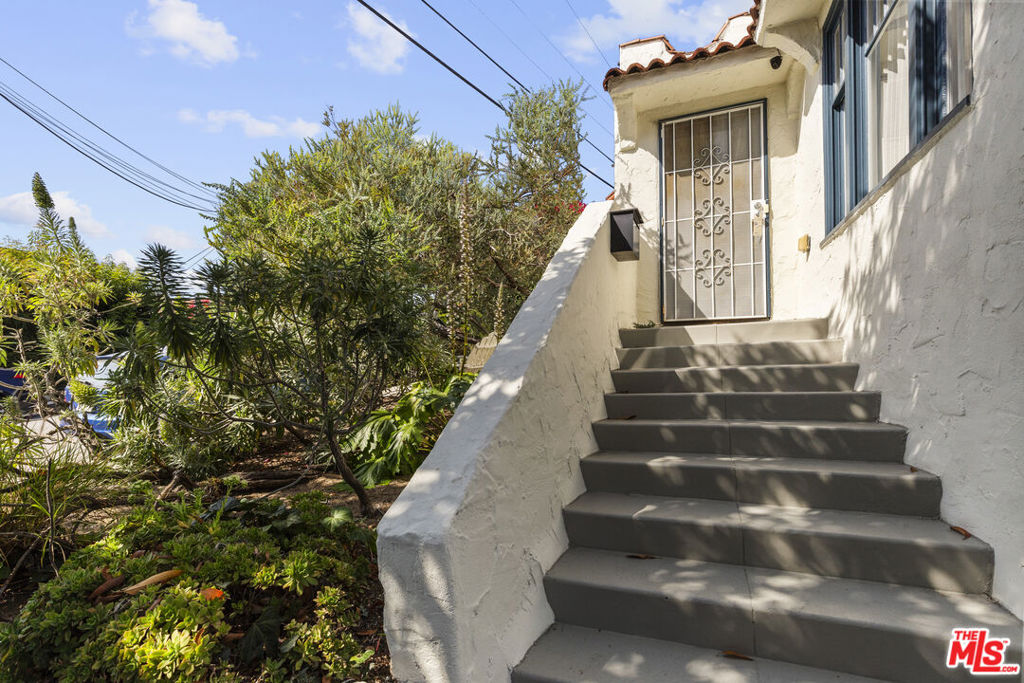 964 Edgecliffe Drive