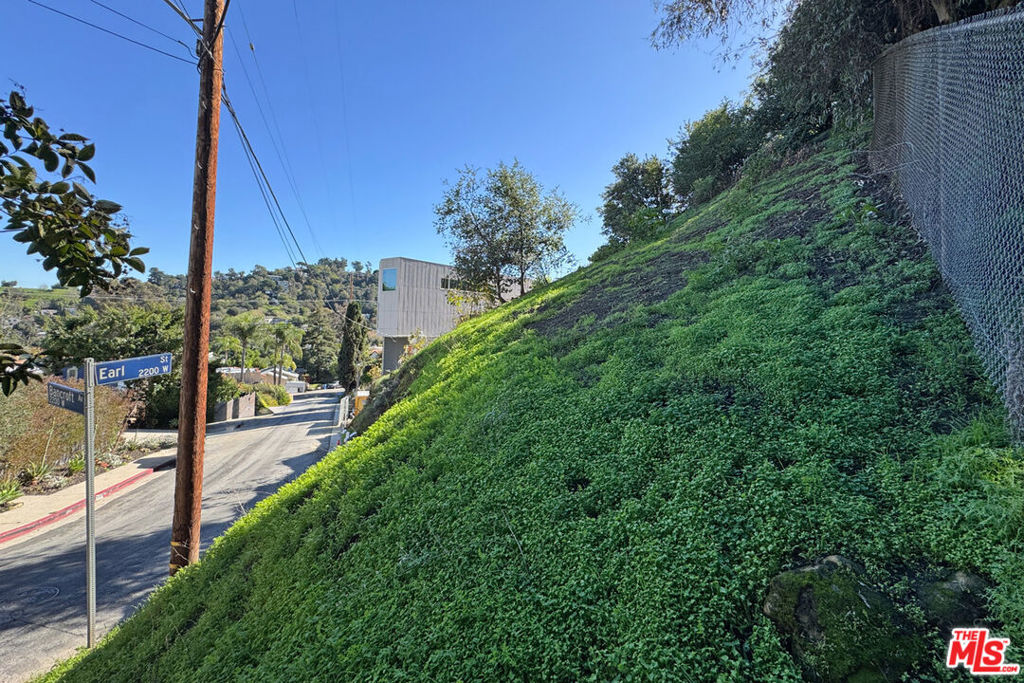 2266 W Earl Street