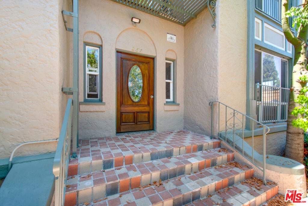 251 N Kenmore Avenue