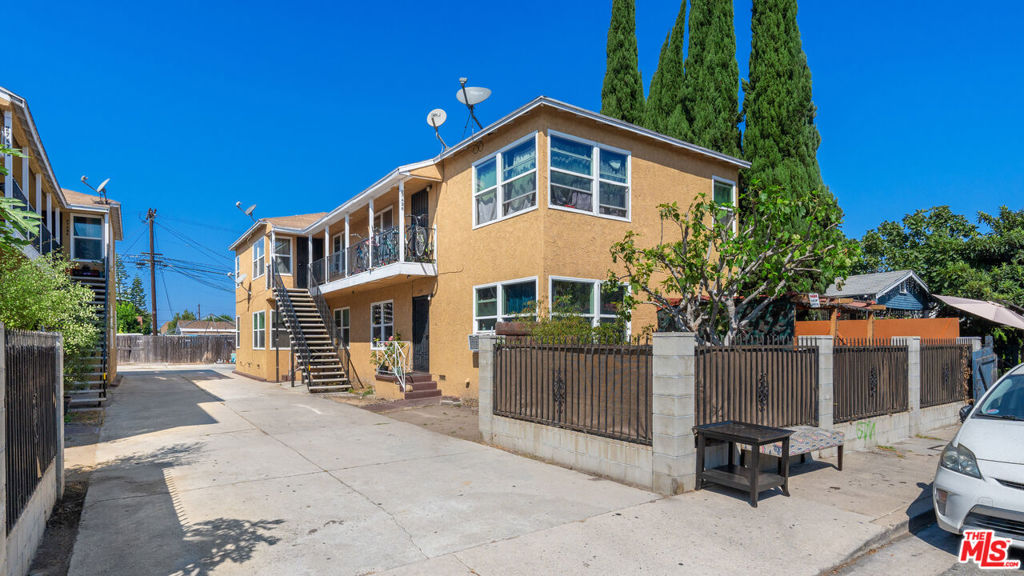 2747 S Redondo Boulevard