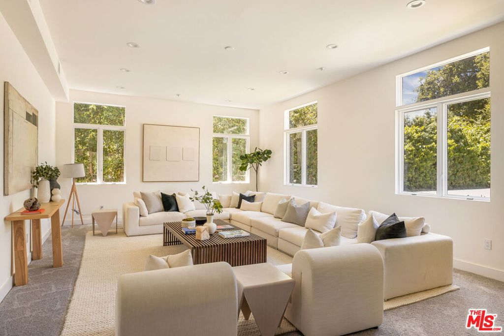 4322 Hayvenhurst Avenue