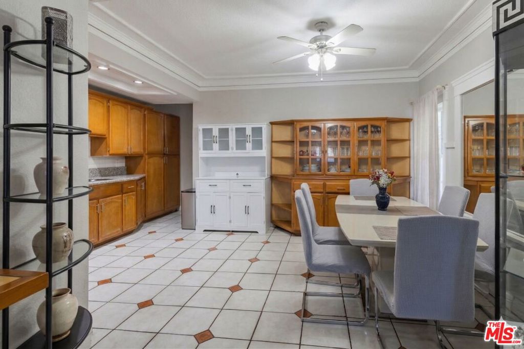 2822 S La Salle Avenue