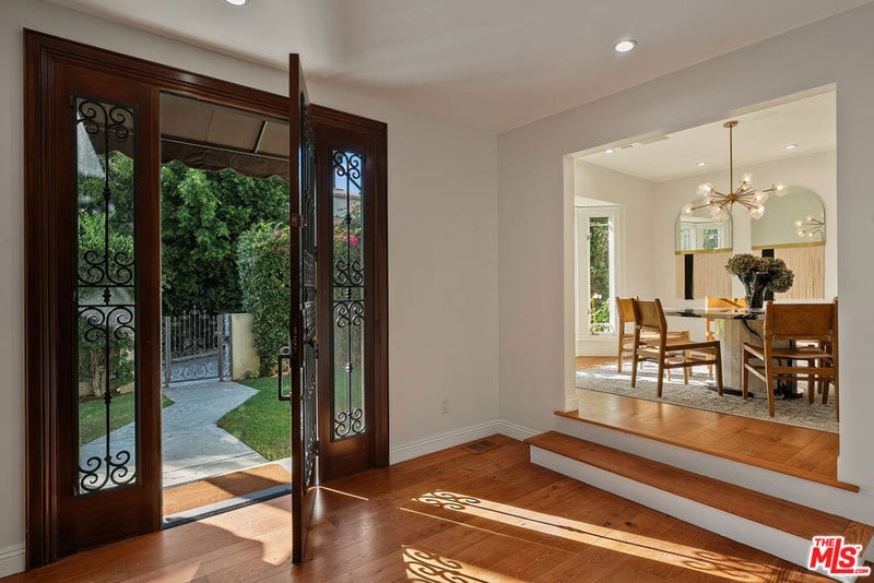 1124 Sierra Alta Way