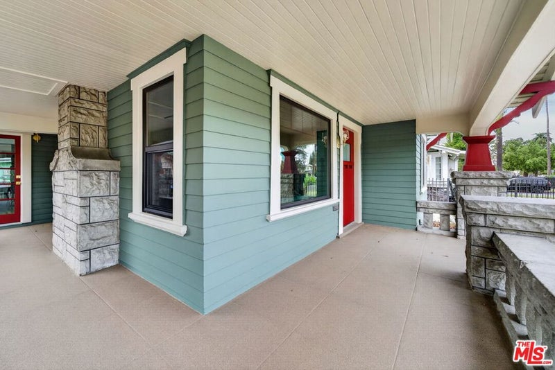 1588 W 49th Street