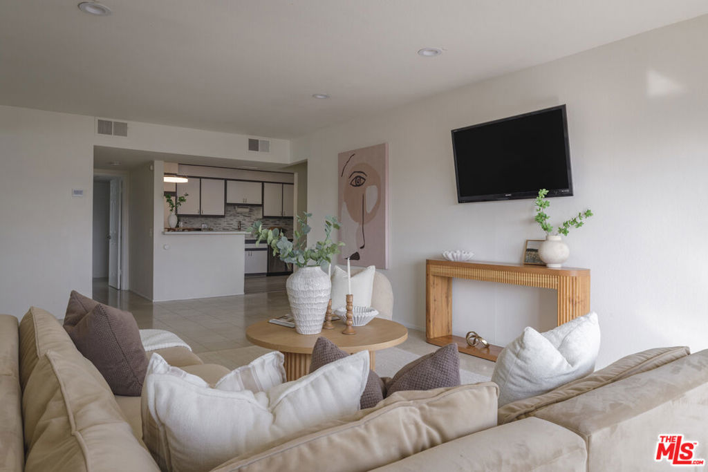 4829 Whitsett Avenue 301