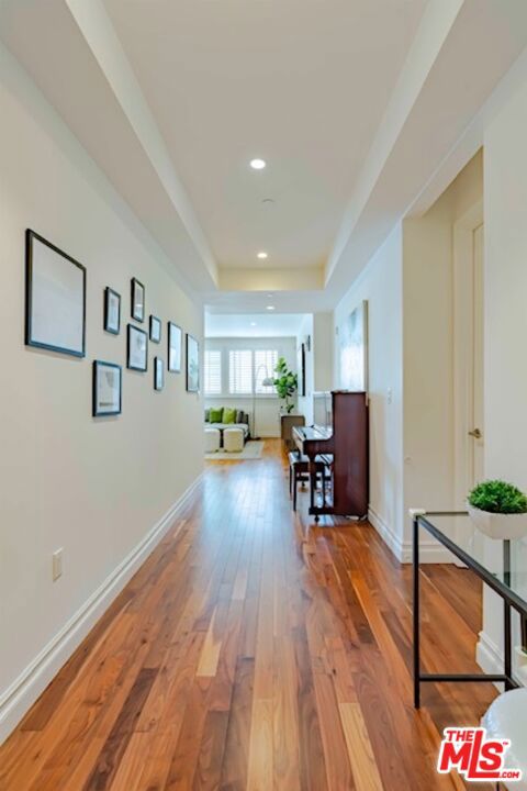 4661 Wilshire Boulevard 204