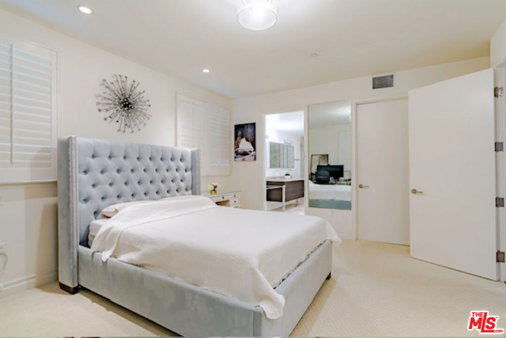 4661 Wilshire Boulevard 204