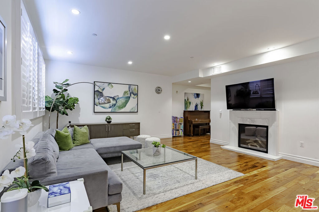 4661 Wilshire Boulevard 204