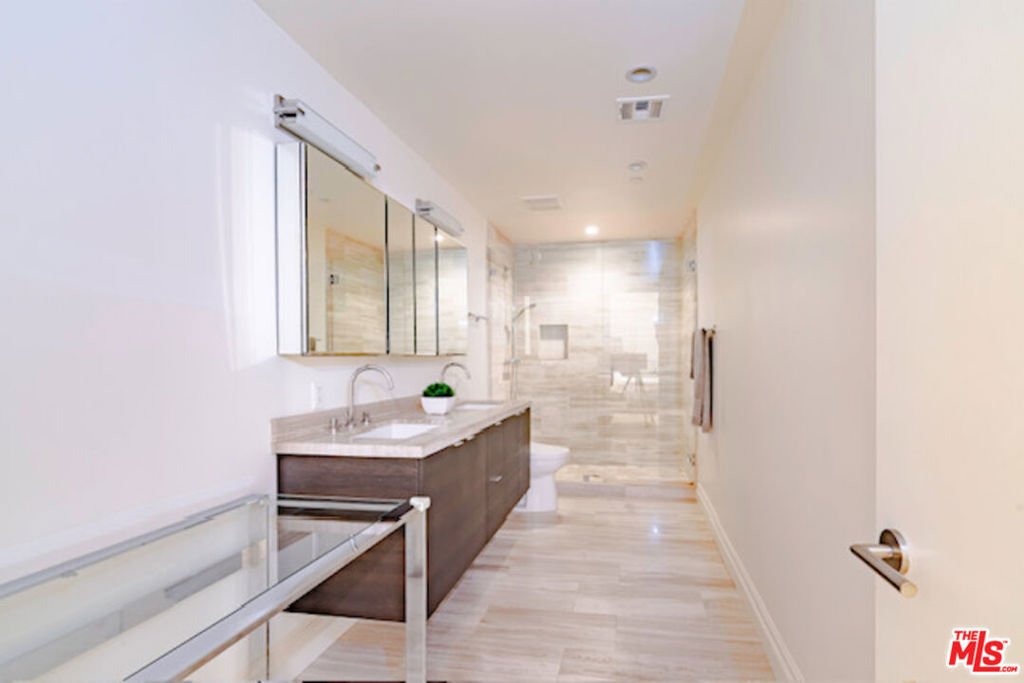 4661 Wilshire Boulevard 204