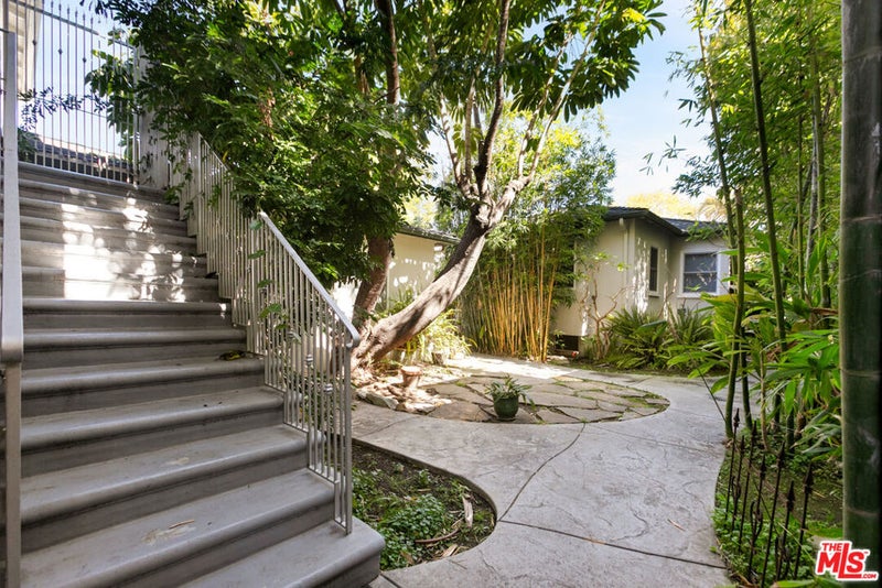 1453 Centinela Avenue