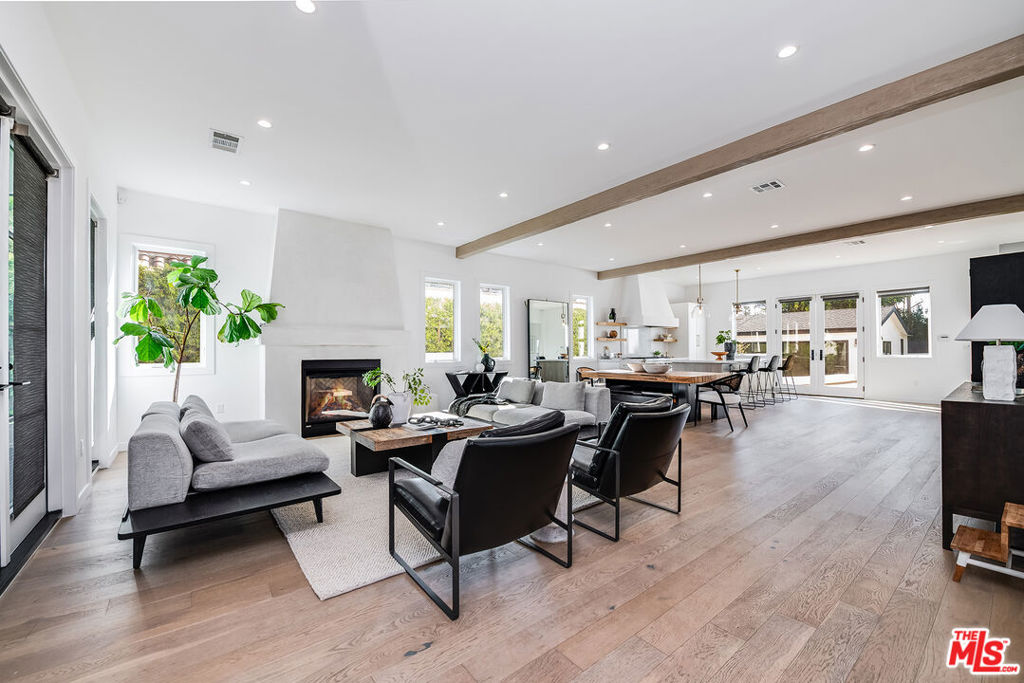 935 S Burnside Avenue