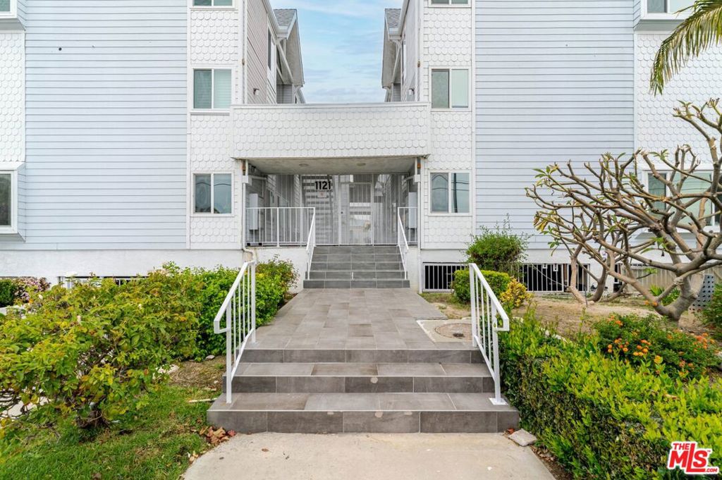 1121 E Wilson Avenue 12