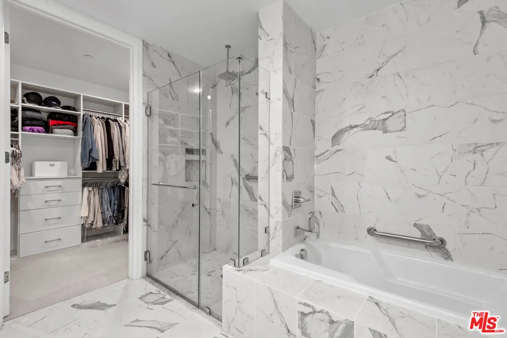 Encino, California 91316, United States, 2 Bedrooms Bedrooms, ,2 BathroomsBathrooms,Residential,Active,192103