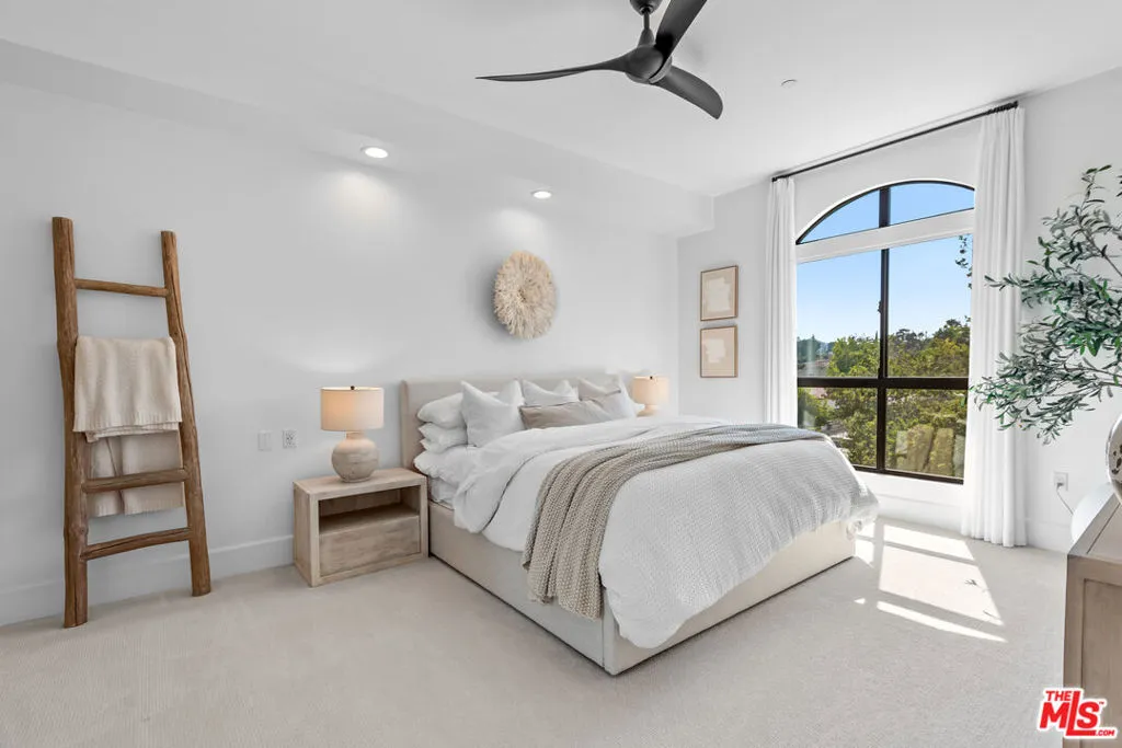 Encino, California 91316, United States, 2 Bedrooms Bedrooms, ,2 BathroomsBathrooms,Residential,Active,192103