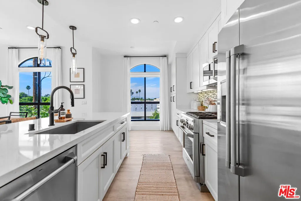 Encino, California 91316, United States, 2 Bedrooms Bedrooms, ,2 BathroomsBathrooms,Residential,Active,192103