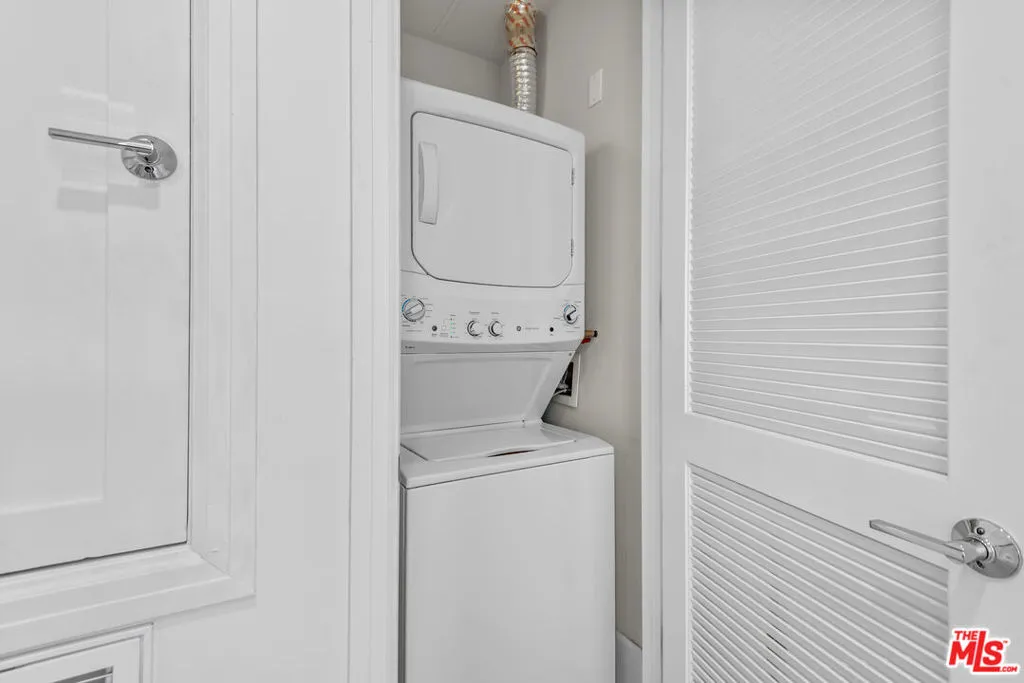 Encino, California 91316, United States, 2 Bedrooms Bedrooms, ,2 BathroomsBathrooms,Residential,Active,192103