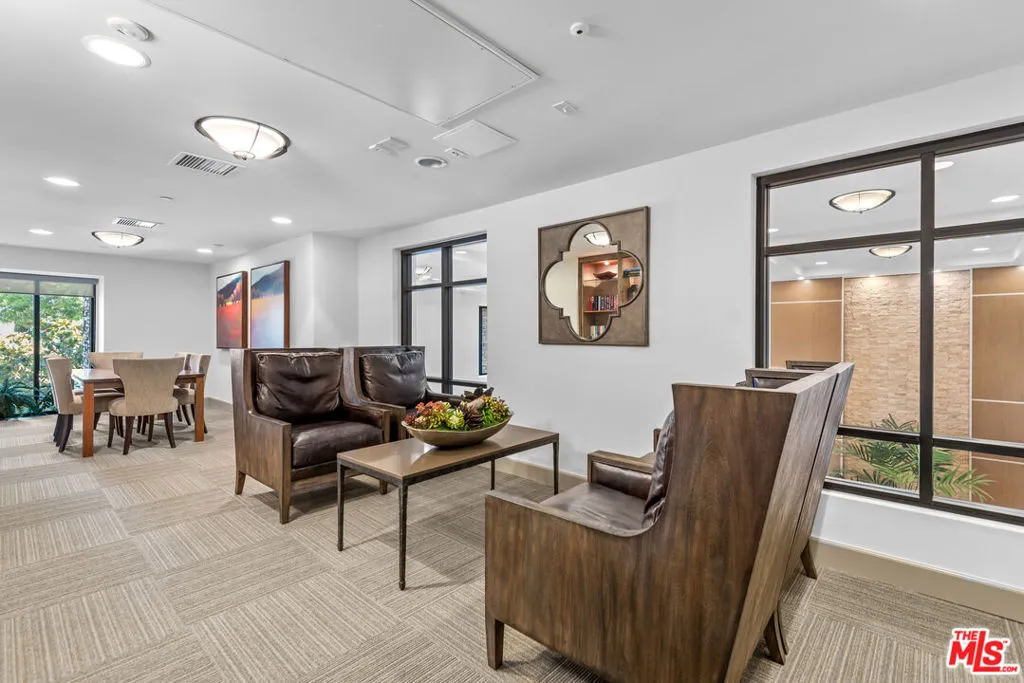 Encino, California 91316, United States, 2 Bedrooms Bedrooms, ,2 BathroomsBathrooms,Residential,Active,192103