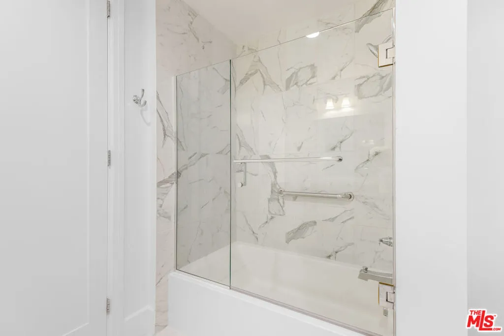 Encino, California 91316, United States, 2 Bedrooms Bedrooms, ,2 BathroomsBathrooms,Residential,Active,192103