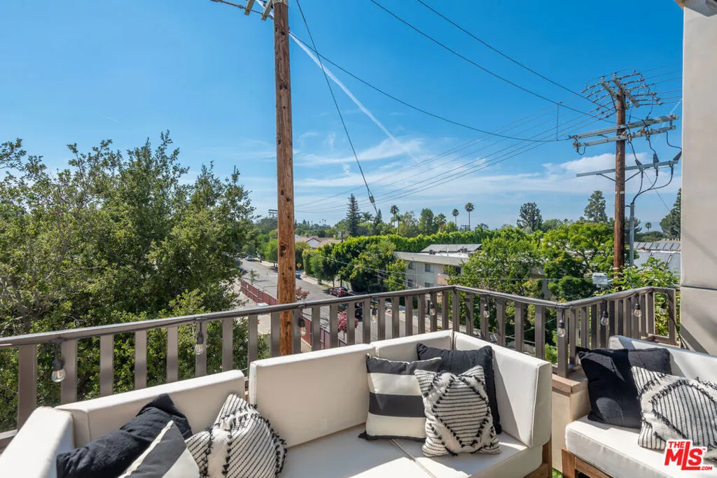 Encino, California 91316, United States, 2 Bedrooms Bedrooms, ,2 BathroomsBathrooms,Residential,Active,192103