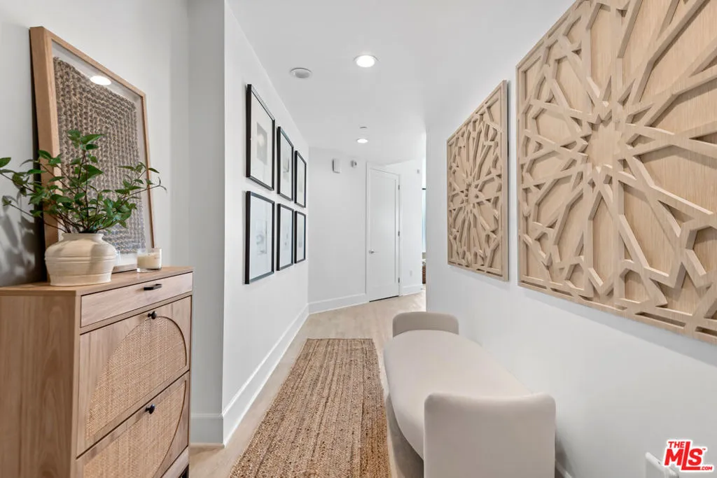 Encino, California 91316, United States, 2 Bedrooms Bedrooms, ,2 BathroomsBathrooms,Residential,Active,192103