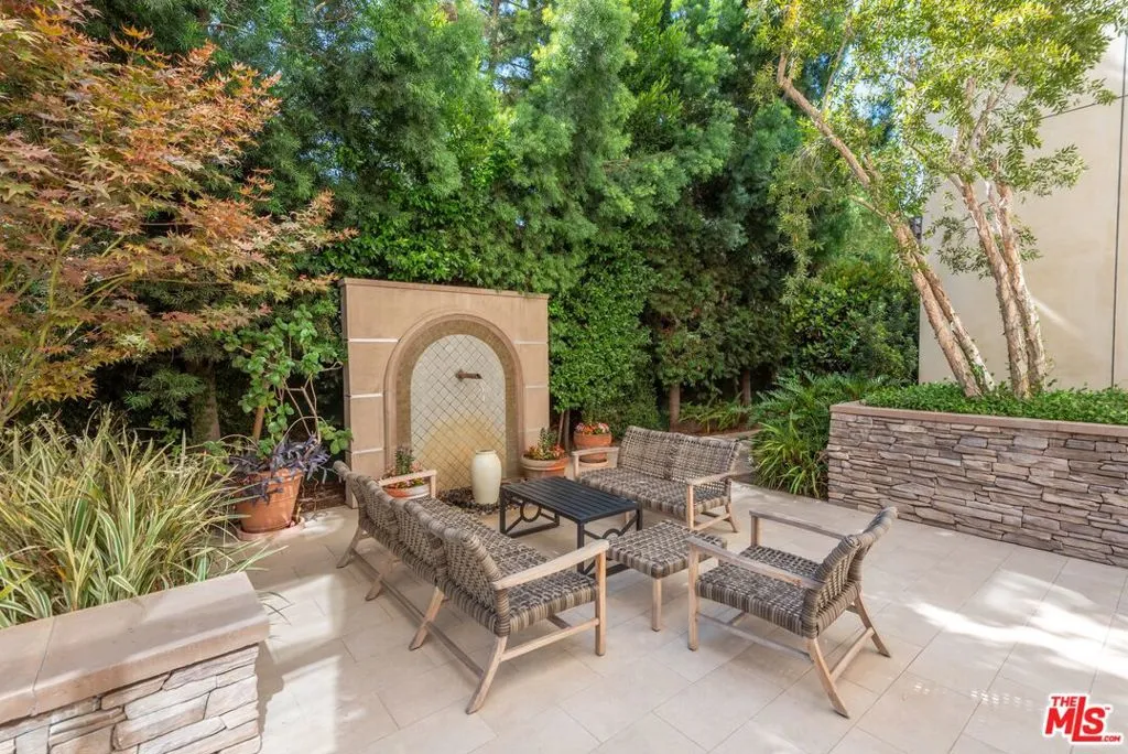 Encino, California 91316, United States, 2 Bedrooms Bedrooms, ,2 BathroomsBathrooms,Residential,Active,192103