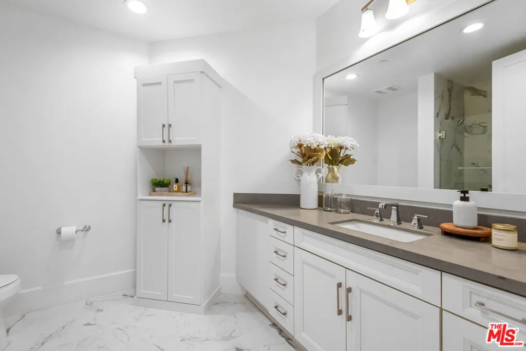 Encino, California 91316, United States, 2 Bedrooms Bedrooms, ,2 BathroomsBathrooms,Residential,Active,192103