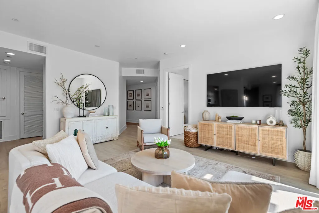 Encino, California 91316, United States, 2 Bedrooms Bedrooms, ,2 BathroomsBathrooms,Residential,Active,192103