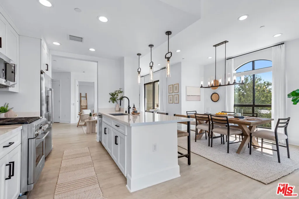 Encino, California 91316, United States, 2 Bedrooms Bedrooms, ,2 BathroomsBathrooms,Residential,Active,192103