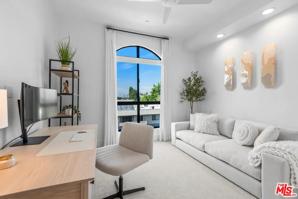 Encino, California 91316, United States, 2 Bedrooms Bedrooms, ,2 BathroomsBathrooms,Residential,Active,192103